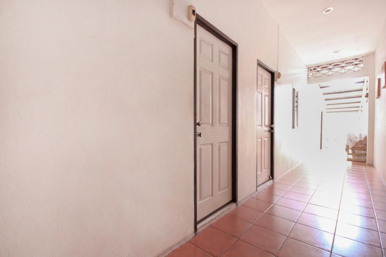 Oyo 1054 Phuket Backpacker Hostel Экстерьер фото