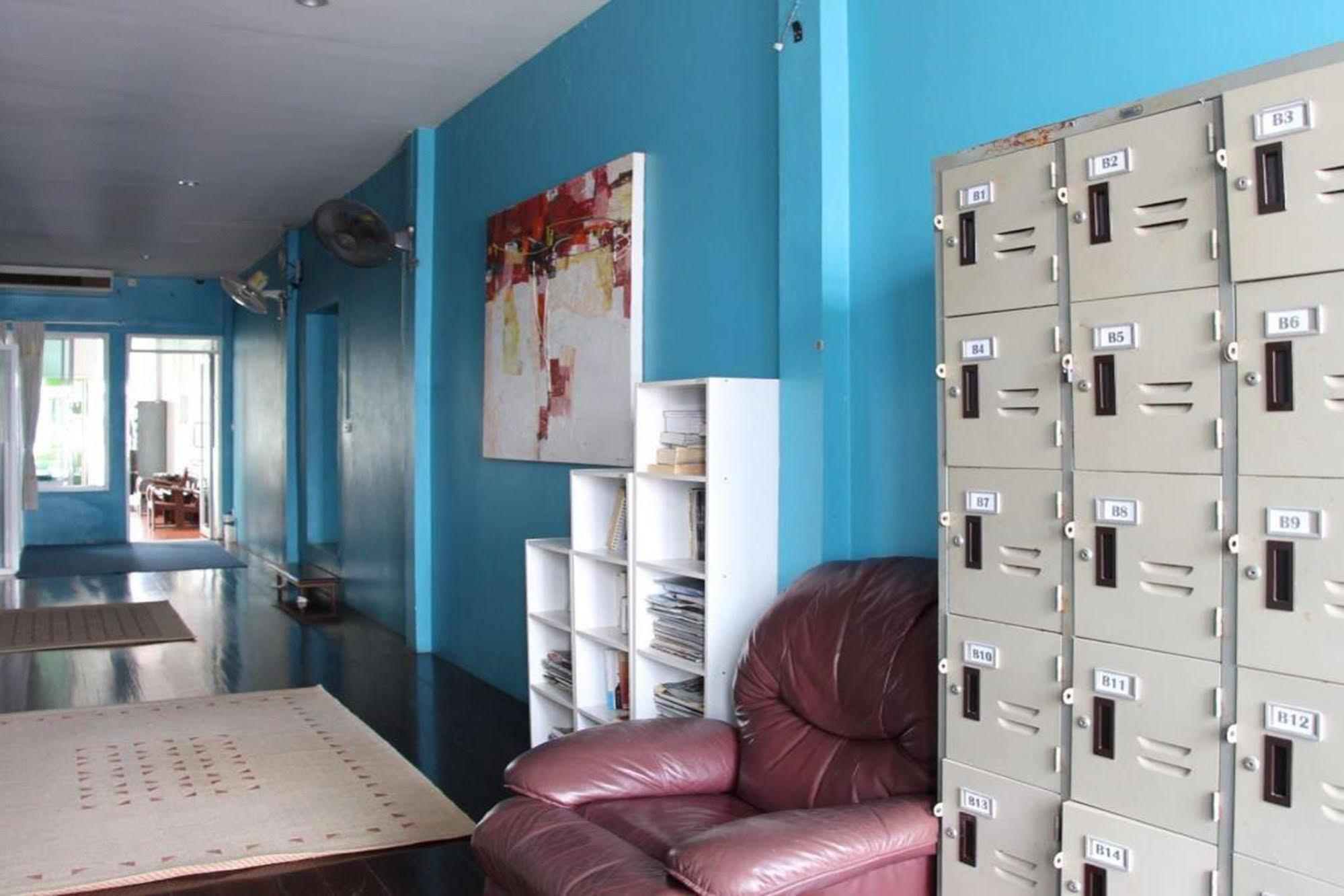 Oyo 1054 Phuket Backpacker Hostel Экстерьер фото