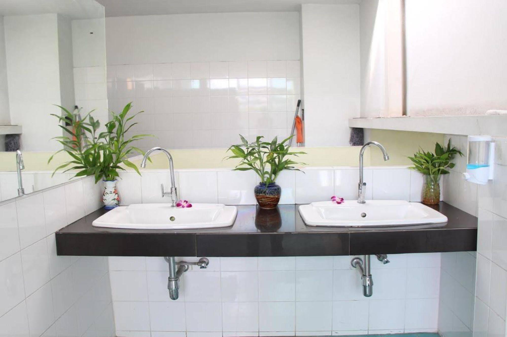 Oyo 1054 Phuket Backpacker Hostel Экстерьер фото