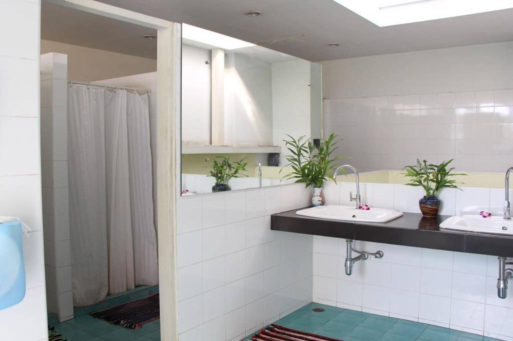 Oyo 1054 Phuket Backpacker Hostel Экстерьер фото