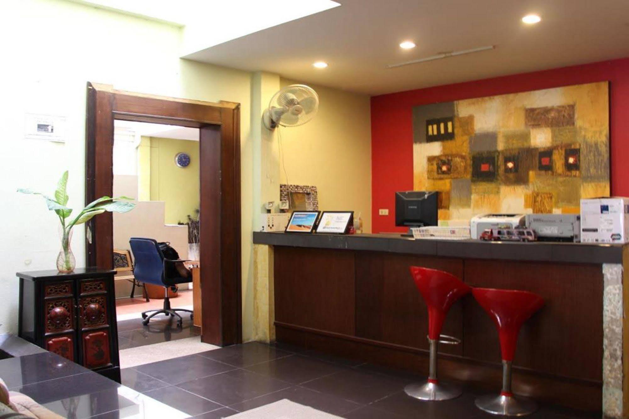 Oyo 1054 Phuket Backpacker Hostel Экстерьер фото