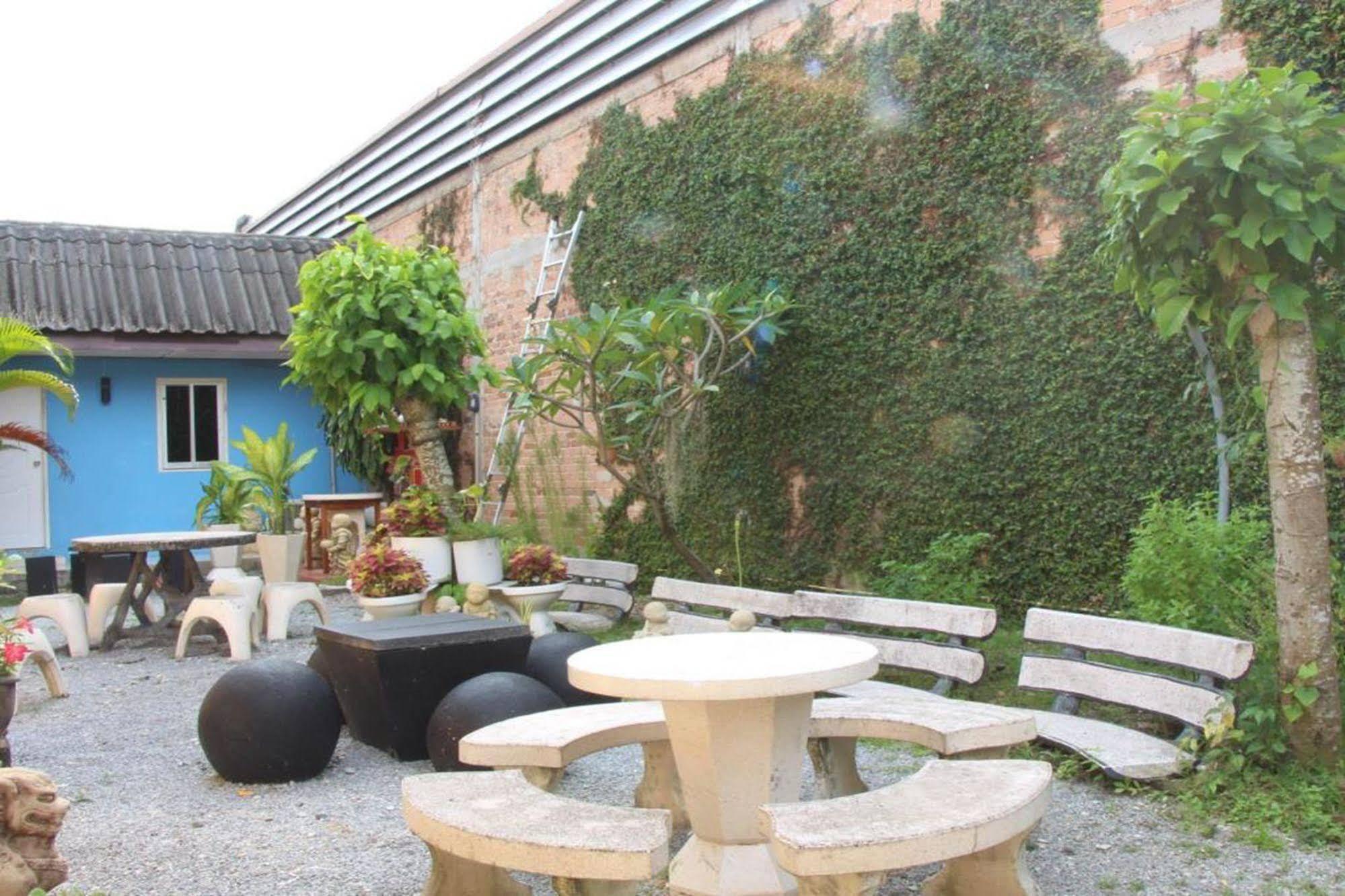 Oyo 1054 Phuket Backpacker Hostel Экстерьер фото
