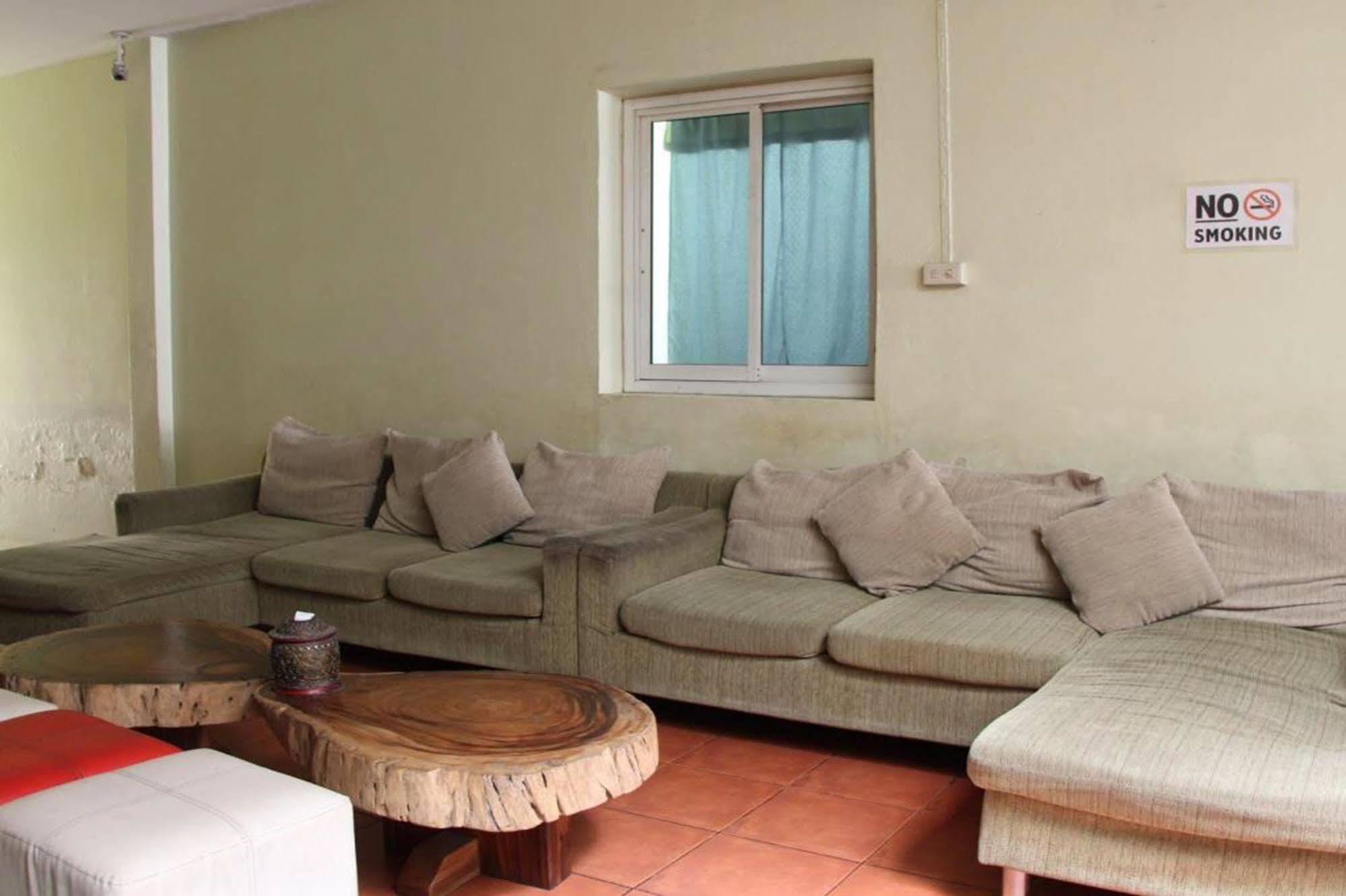 Oyo 1054 Phuket Backpacker Hostel Экстерьер фото