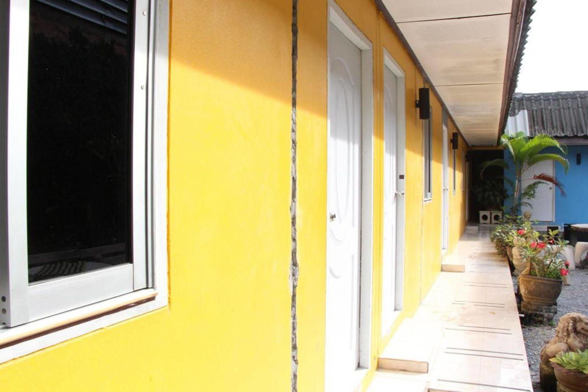 Oyo 1054 Phuket Backpacker Hostel Экстерьер фото