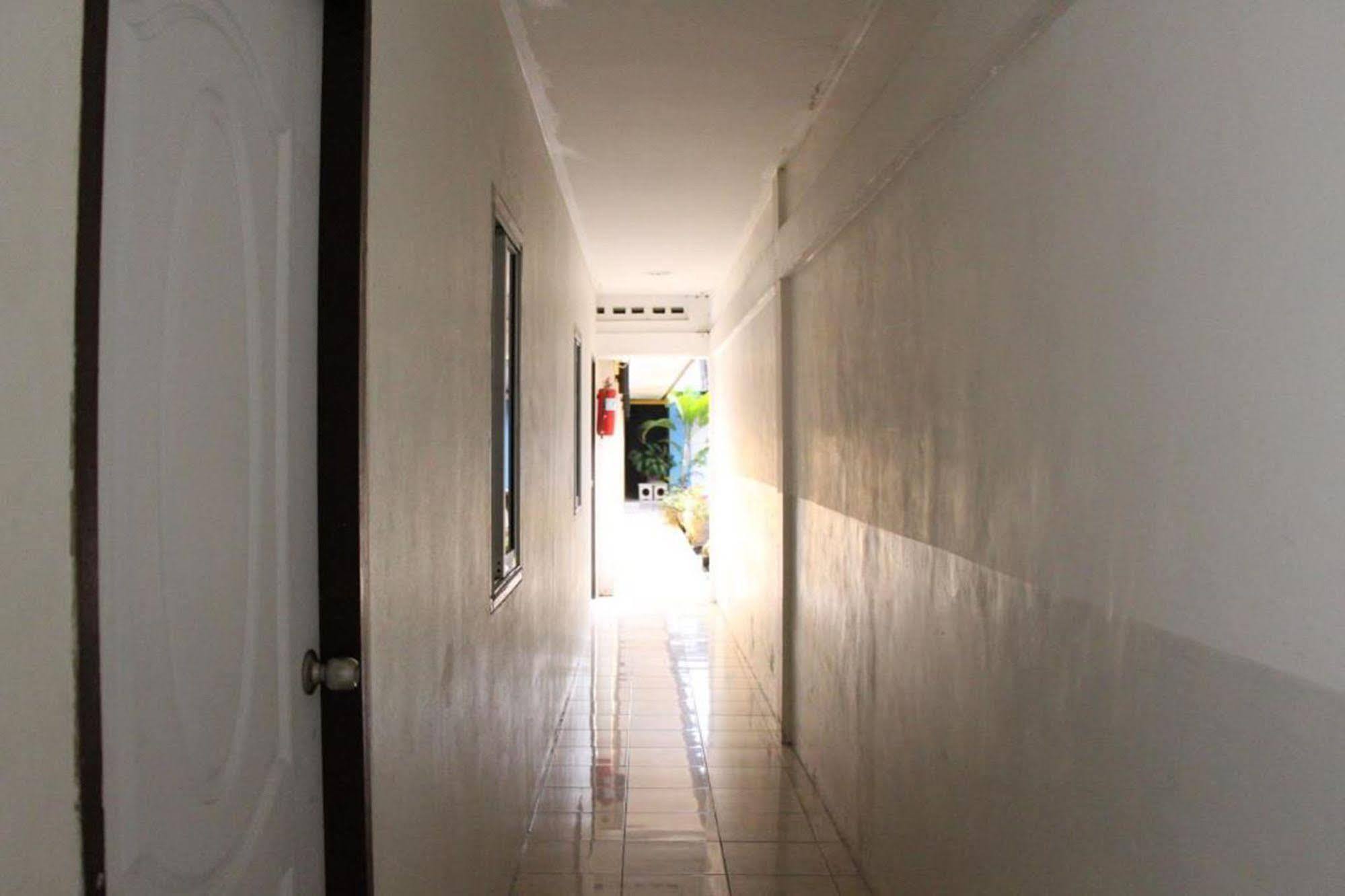 Oyo 1054 Phuket Backpacker Hostel Экстерьер фото